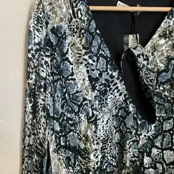 ALICE AND OLIVIA Luba Print Blouson Choker Top - Picture 6 of 13